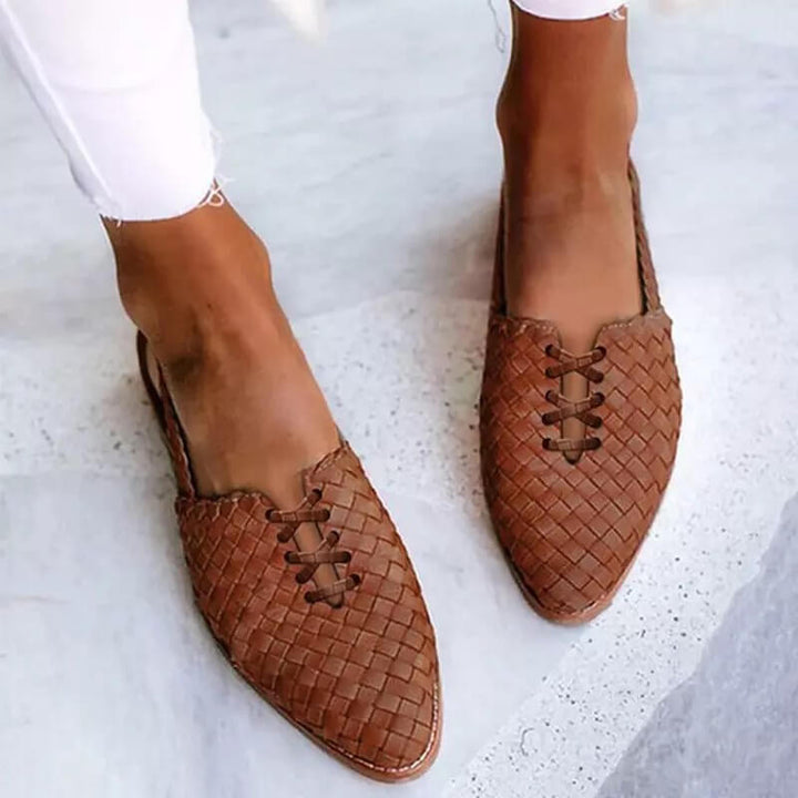 Vielseitige handgeflochtene Damen Leder Slipper Clara. Flache, komfortable und stilvolle Alltagsschuhe.