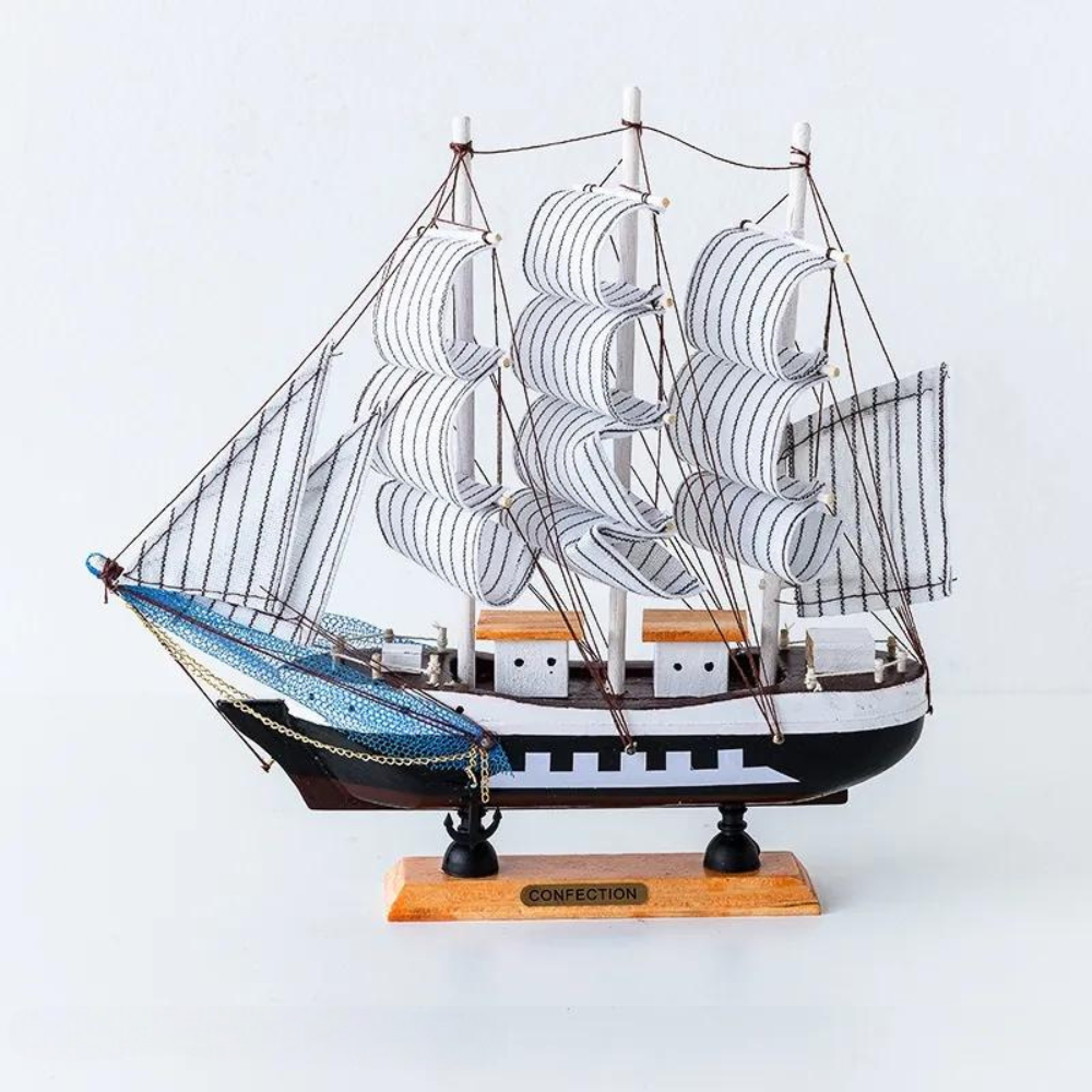 Rustikale nordische Holz Segelboot Skulptur, handgefertigt als einzigartiges LED-Dekorlicht und maritime Wohnkultur.