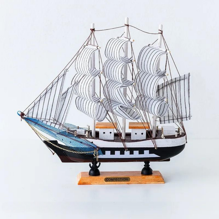 Rustikale nordische Holz Segelboot Skulptur, handgefertigt als einzigartiges LED-Dekorlicht und maritime Wohnkultur.