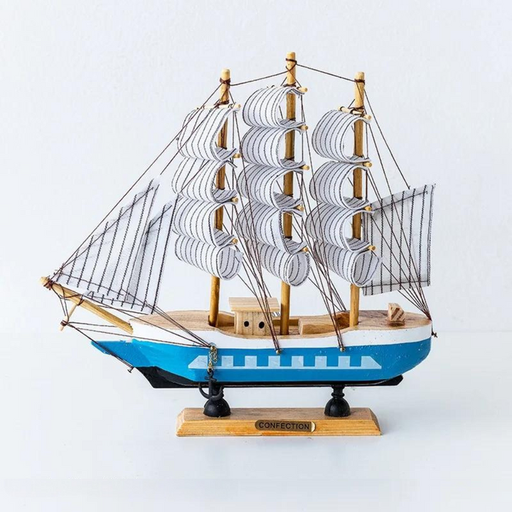Dekoratives Holz Segelboot mit LED-Beleuchtung, perfekte maritime Skulptur für die Tischdeko oder als Geschenkidee.