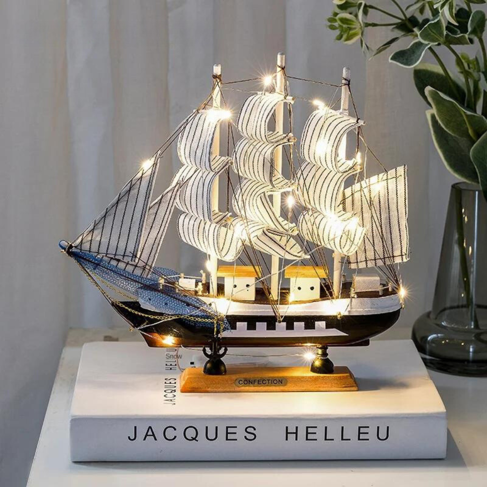 Elegante LED Holz Segelboot Skulptur, nordische maritime Dekoration und besondere Geschenkidee für Heimliebhaber.