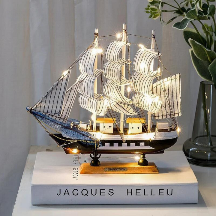 Elegante LED Holz Segelboot Skulptur, nordische maritime Dekoration und besondere Geschenkidee für Heimliebhaber.