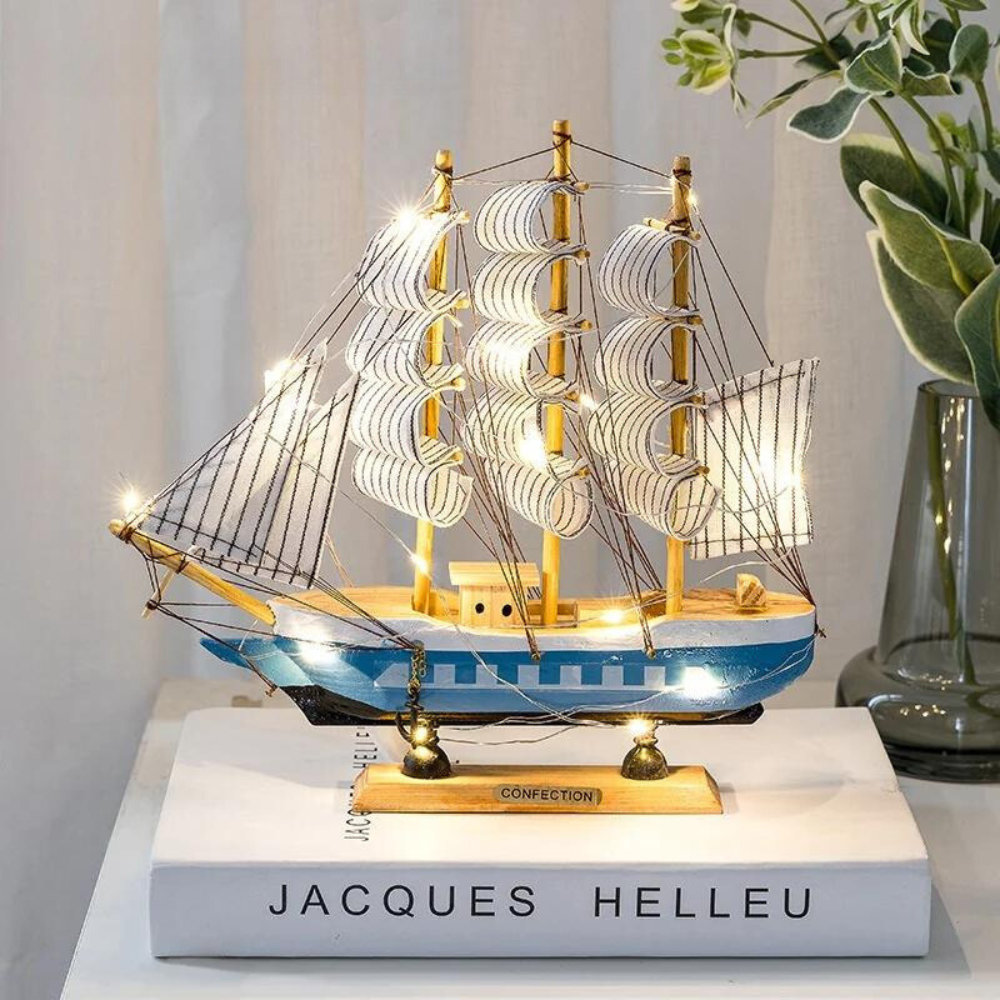 Handgemachtes Holz Segelboot als Skulptur mit LED-Beleuchtung. Nordische, maritime Wohnkultur für jeden Raum.