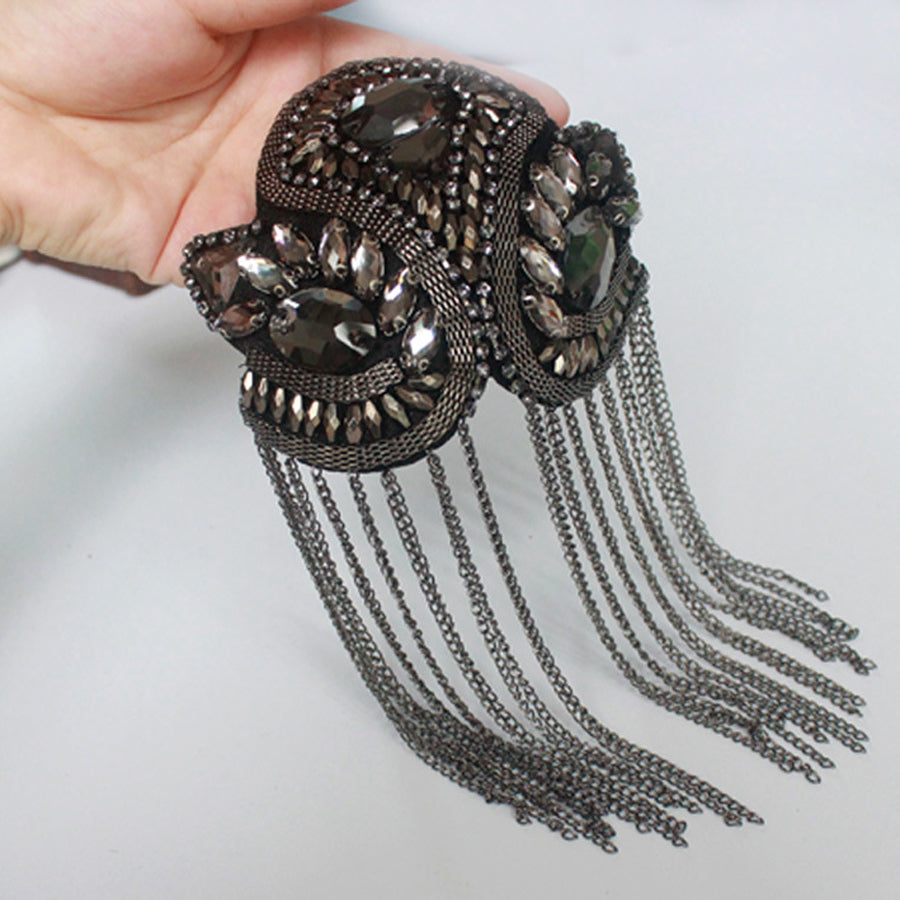 Modische Damen-Schulterkette mit funkelnden Strass-Elementen. Perfektes Party-Accessoire und Event-Schmuck.