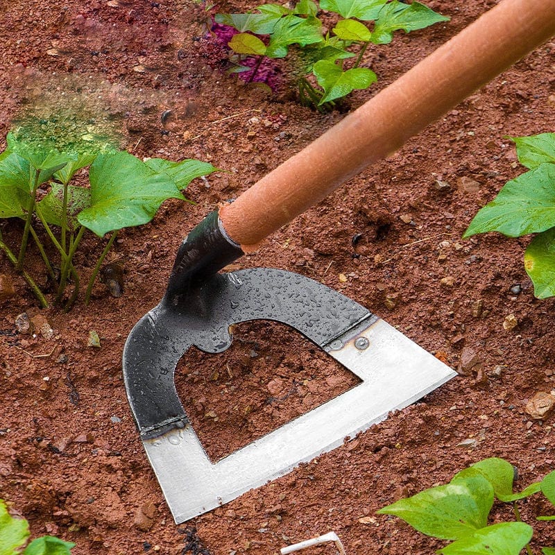 Handgeschmiedete Gartenhacke aus Manganstahl zum mühelosen Unkrautentfernen und Bodenlockern.