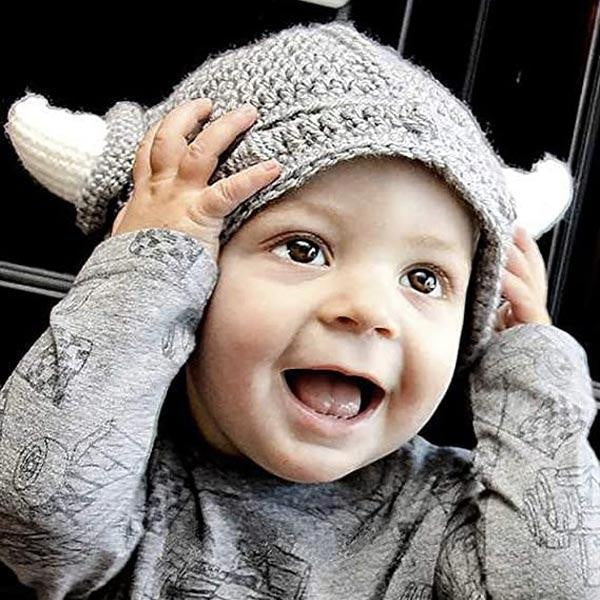 Originelle Geschenkidee: Handgestrickte Unisex Wikinger Mütze mit dekorativen Hörnern, perfekt für Fans.