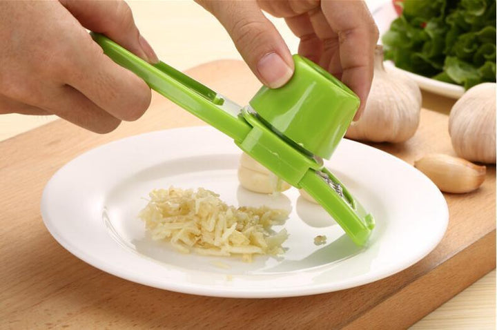 Moderne Knoblauchreibe garantiert saubere Hände und geruchsneutrale Handhabung. Ideal für frische Zutaten in der Küche.