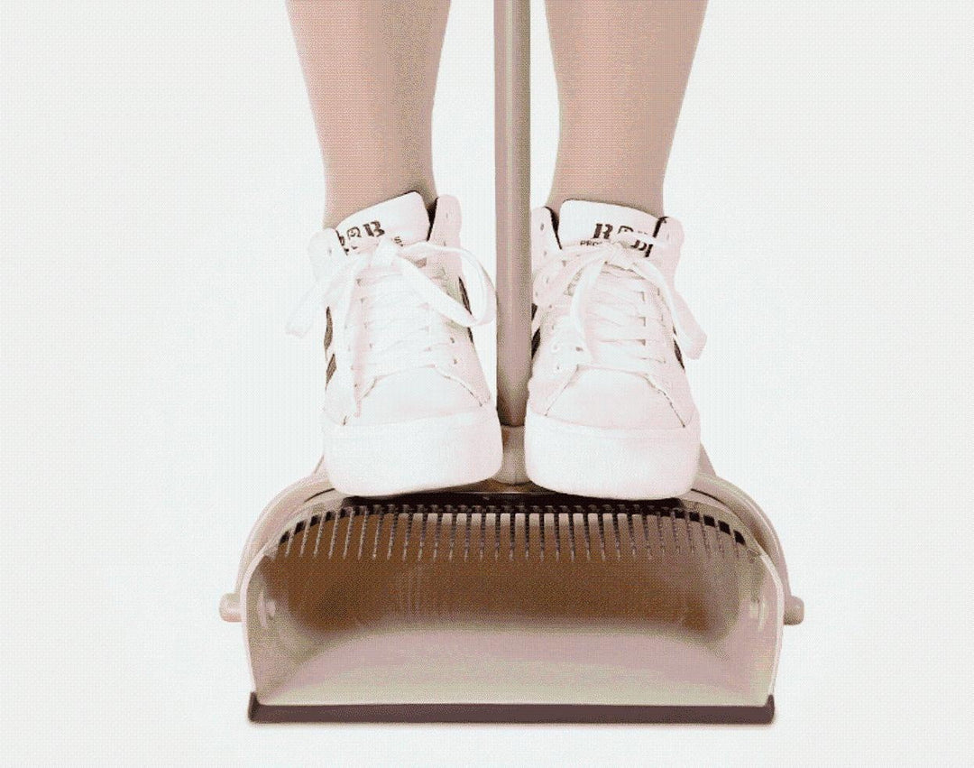Handlicher Besen mit Kehrschaufel, drehbar für flexible Bodenreinigung im gesamten Haushalt.