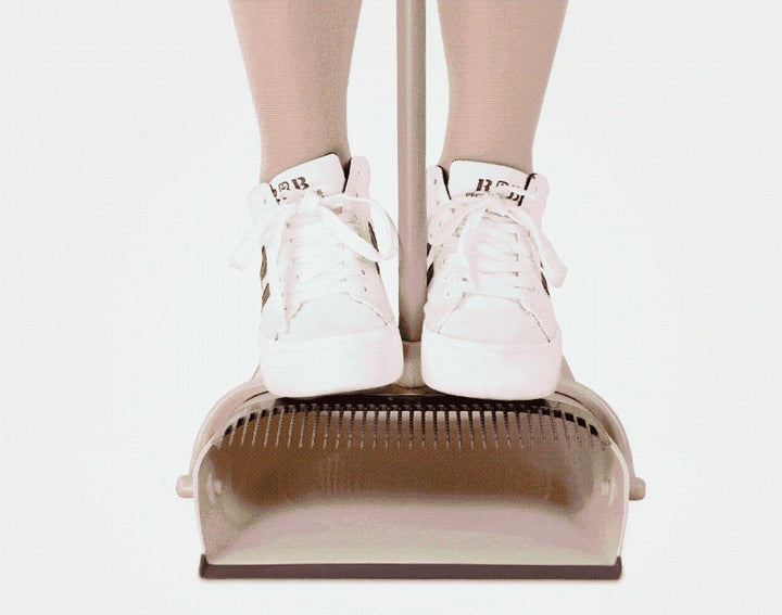 Handlicher Besen mit Kehrschaufel, drehbar für flexible Bodenreinigung im gesamten Haushalt.
