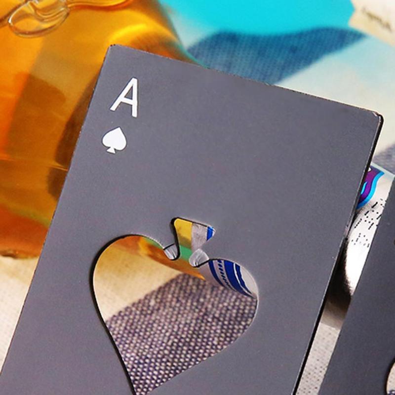 Kompakter Bieröffner im Pokerkarten-Design, tragbar für Geldbörse, aus glänzendem Edelstahl.