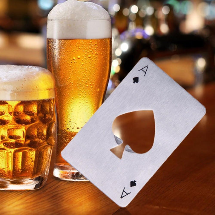Stilvoller Flaschenöffner als Geschenkidee, im einzigartigen Pik-Ass-Karten-Design, silber-schwarz.