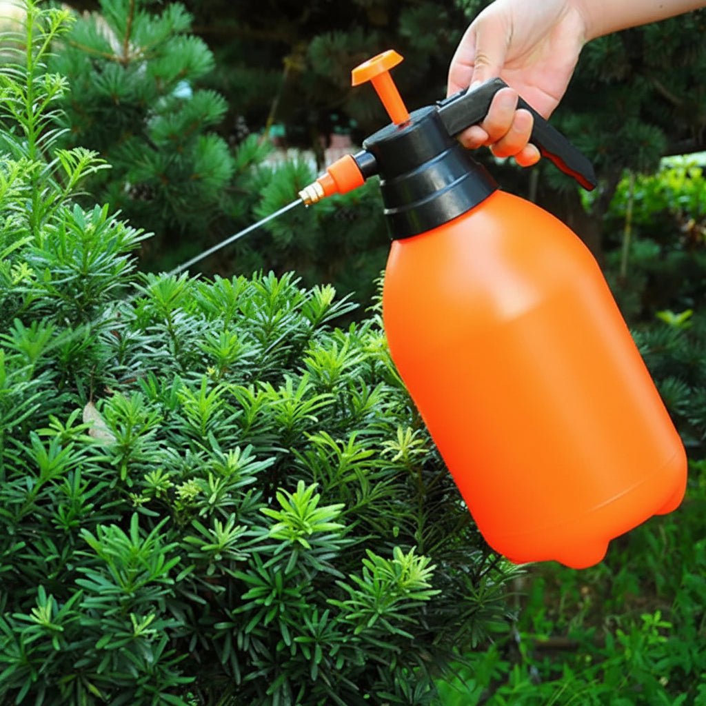 Robuster Pflanzensprüher mit Handpumpe, ideal für präzises Besprühen von Blumen & Gemüse im Garten.