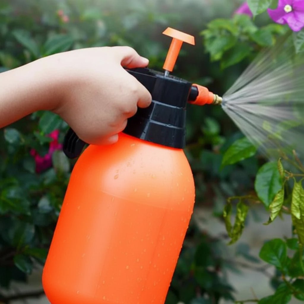 Praktische Sprühflasche mit Druckfunktion für gezielte Pflanzenbewässerung & leichte Reinigungsarbeiten.