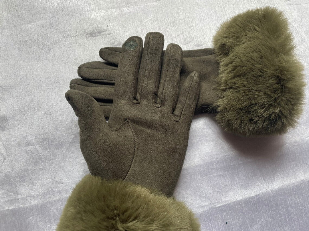 Eine Dame trägt warme, elegante Winterhandschuhe im Alltag, ideal für Stadt & Mode.