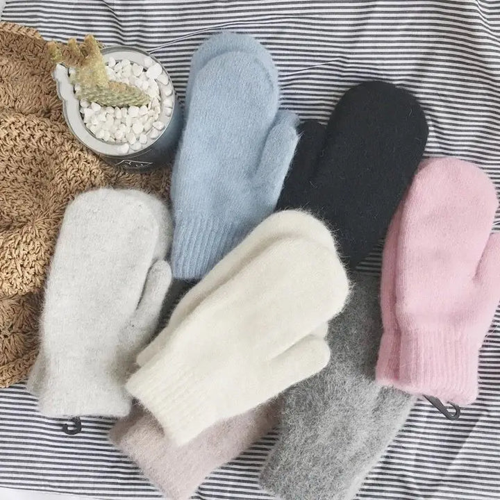 Kuschelige Unisex Winter Plüschhandschuhe, halten Hände an kalten Wintertagen warm. Trendige Fäustlinge.