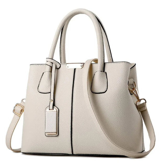 Klassische schwarze Damen Handtasche mit geräumigem Fach. Eleganz für jeden Anlass, auch als Abendtasche.