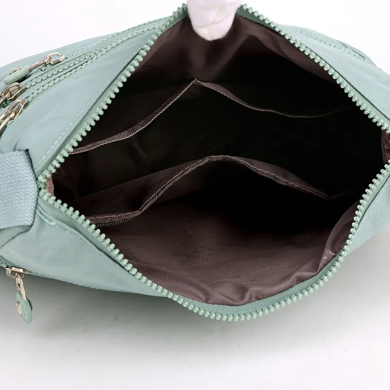 Elegante Damen Messenger Bag, wasserabweisend & organisiert. Eine vielseitige Umhängetasche für jeden Tag.