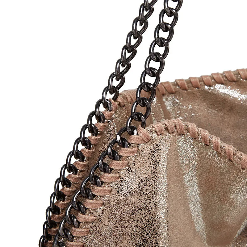 Moderne Damenhandtasche mit Kette, luxuriöses Design, weiches Material, ideal für modebewusste Frauen.