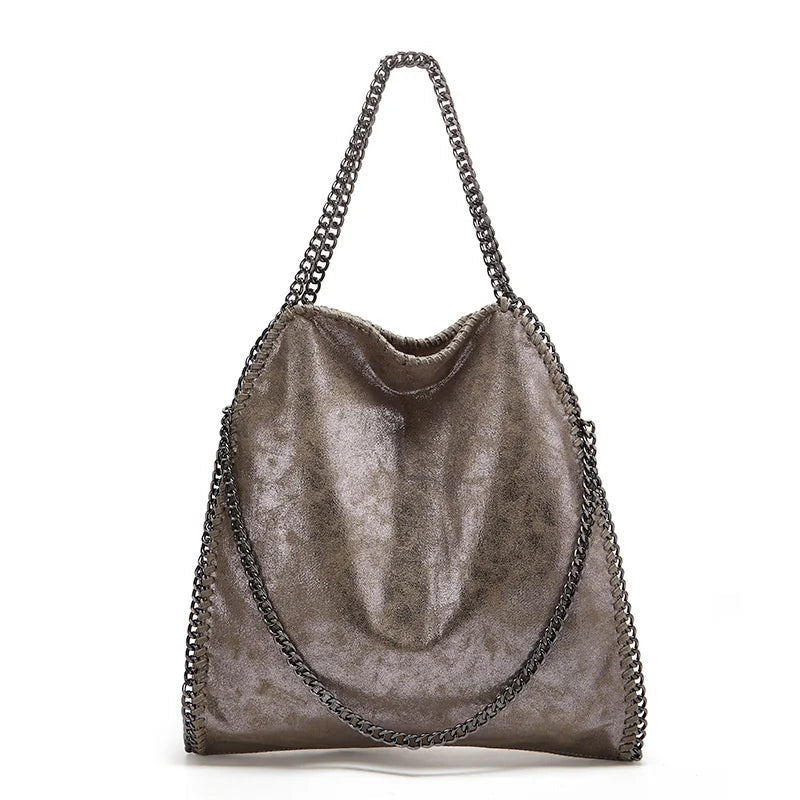 Schwarze luxuriöse Damenhandtasche mit Kette, perfekt als elegante Schultertasche für den Alltag.