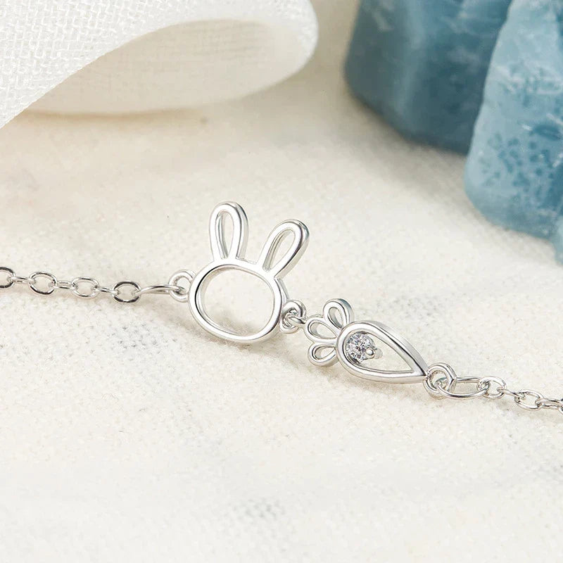 Hochwertiges Silberarmband für Damen mit filigranem Kaninchen-Glücksbringer, verstellbar.