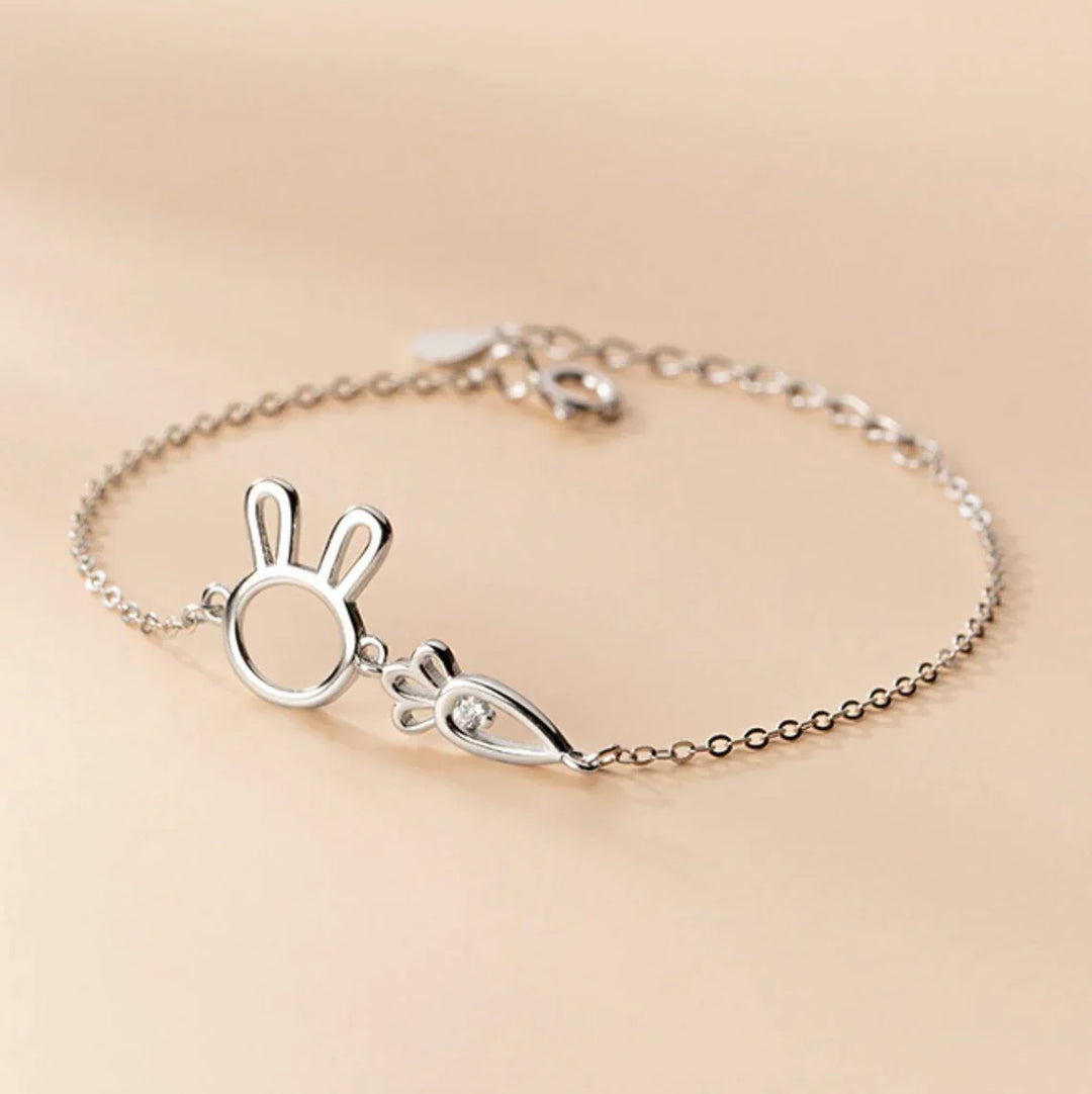 Verstellbares Silberarmband für Damen mit Kaninchen-Anhänger, zeitloser, eleganter Glücksschmuck.