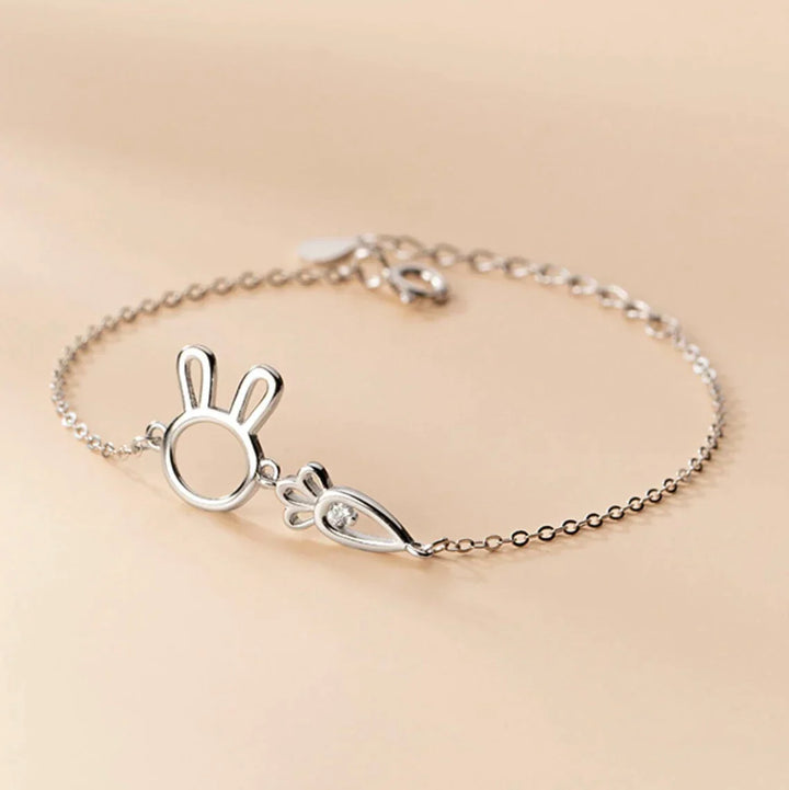 Verstellbares Silberarmband für Damen mit Kaninchen-Anhänger, zeitloser, eleganter Glücksschmuck.