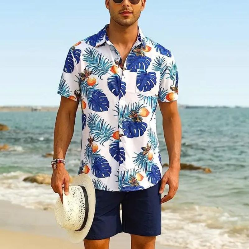Moderner Mann trägt sommerliches Hawaii Hemd mit kurzen Ärmeln. Perfekt für den Strandurlaub.
