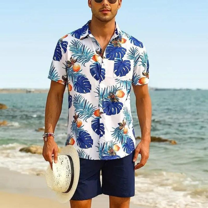 Moderner Mann trägt sommerliches Hawaii Hemd mit kurzen Ärmeln. Perfekt für den Strandurlaub.