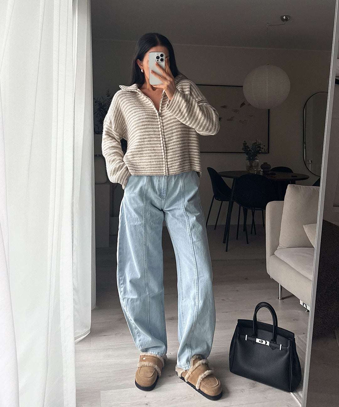 Damen Barrel Jeans, fassförmig geschnitten. Komfortable weite Hose für Freizeit und lässige Damenmode.