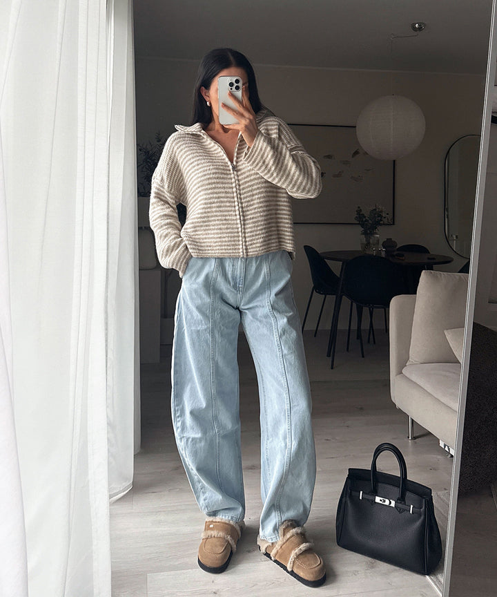 Damen Barrel Jeans, fassförmig geschnitten. Komfortable weite Hose für Freizeit und lässige Damenmode.