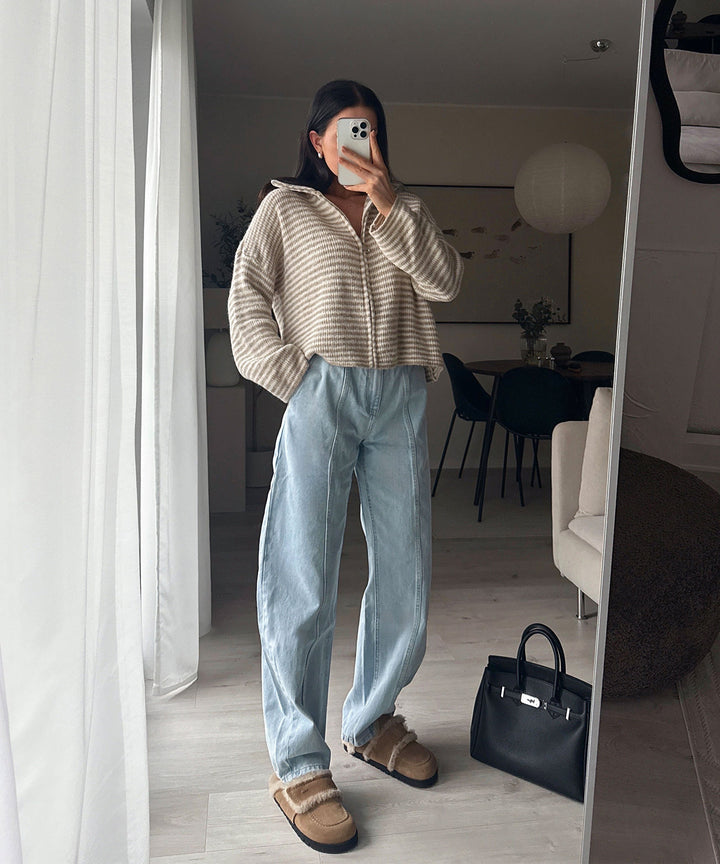 Locker sitzende Damen Barrel Jeans in Hellblau. Trendige Damenmode, bequeme Weite Hose für den Alltag. [[lstfy-media:4]]