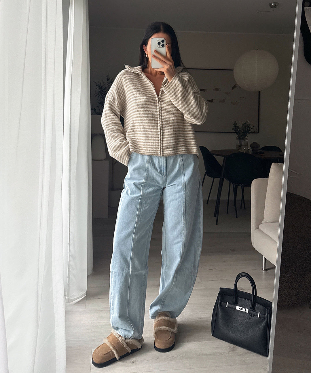Moderne blaue Damen Barrel Jeans im Loose Fit. Weite Hose für lässigen Alltags-Stil & Komfort.