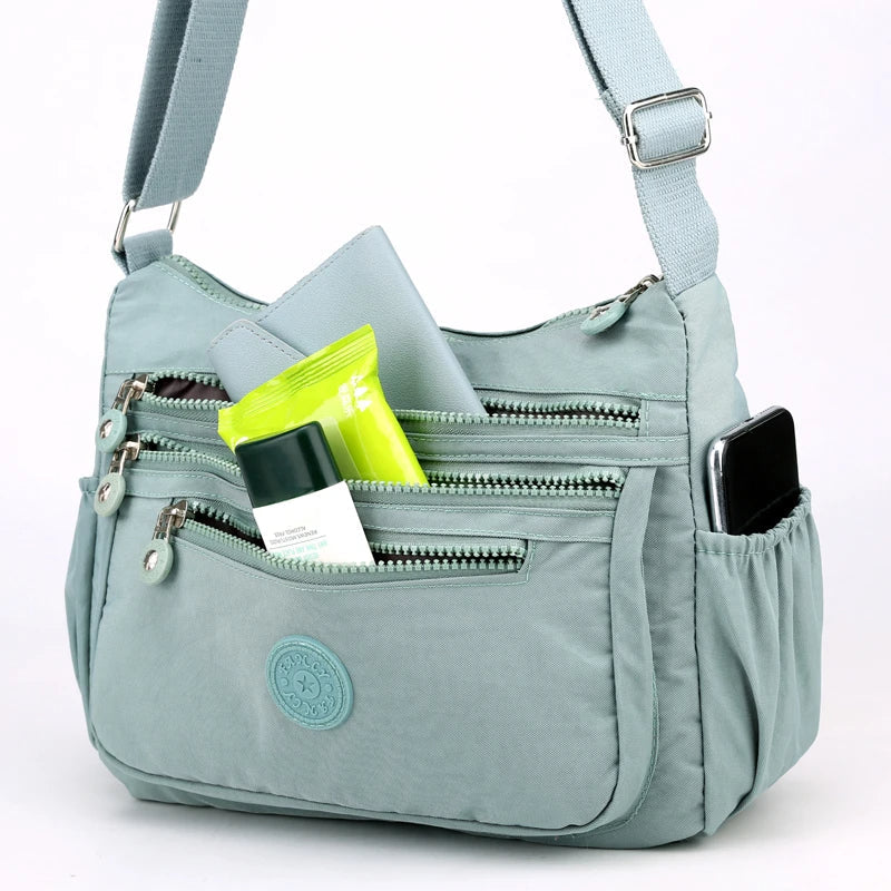 Alltagstaugliche Damen Umhängetasche, wasserabweisend. Ideale Messenger Bag für den täglichen Gebrauch und Damenmode.