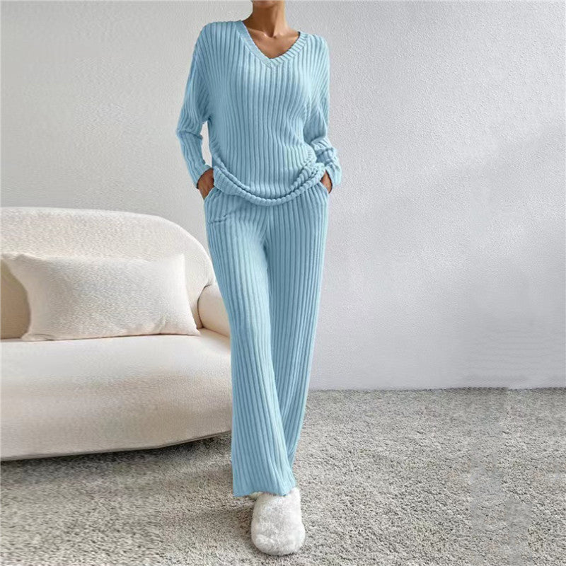 Vielseitiges Damen Loungewear Set Yara. Gestreiftes Freizeit-Outfit mit V-Ausschnitt, perfekt für Komfort das ganze Jahr.