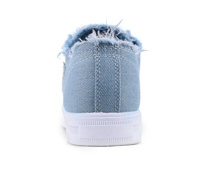 Elegante Damen-Sneaker in Weiß. Hochwertige, bequeme Freizeitschuhe für stilvolle Herbst- und Alltagslooks.