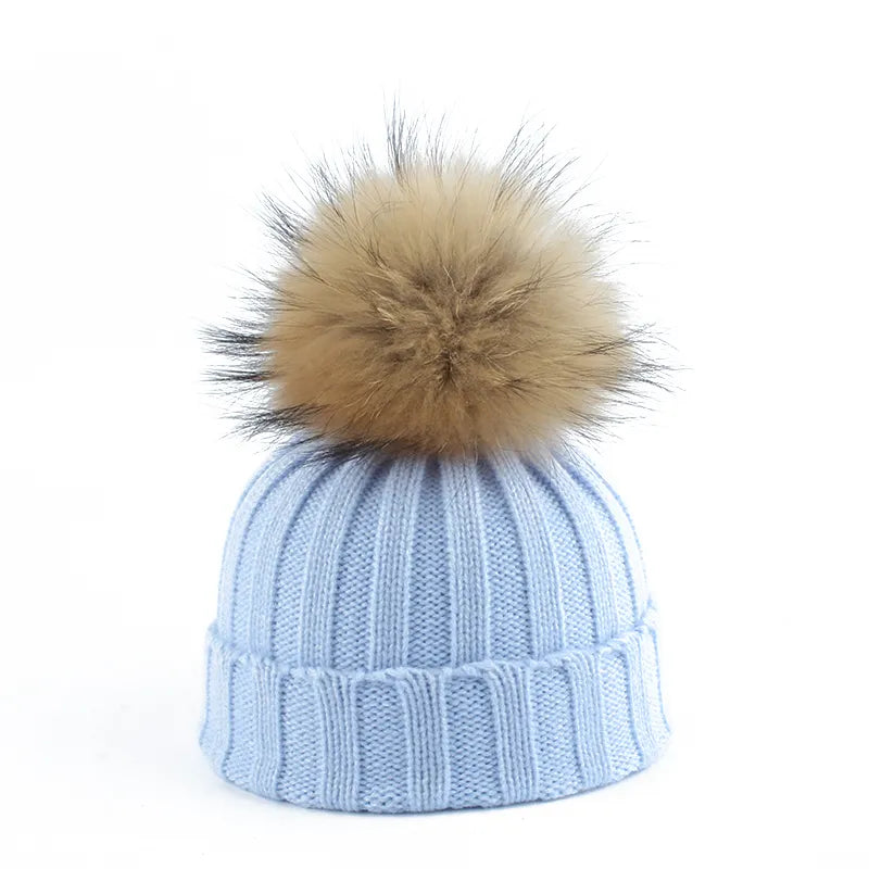 Warme Damen Beanie mit Strickmuster und Bommel, schick und funktionell für den Winter.