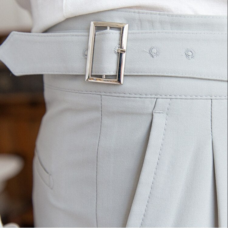 Schicke Herren-Freizeithose mit modischer Schnalle, modern geschnitten & bequem.