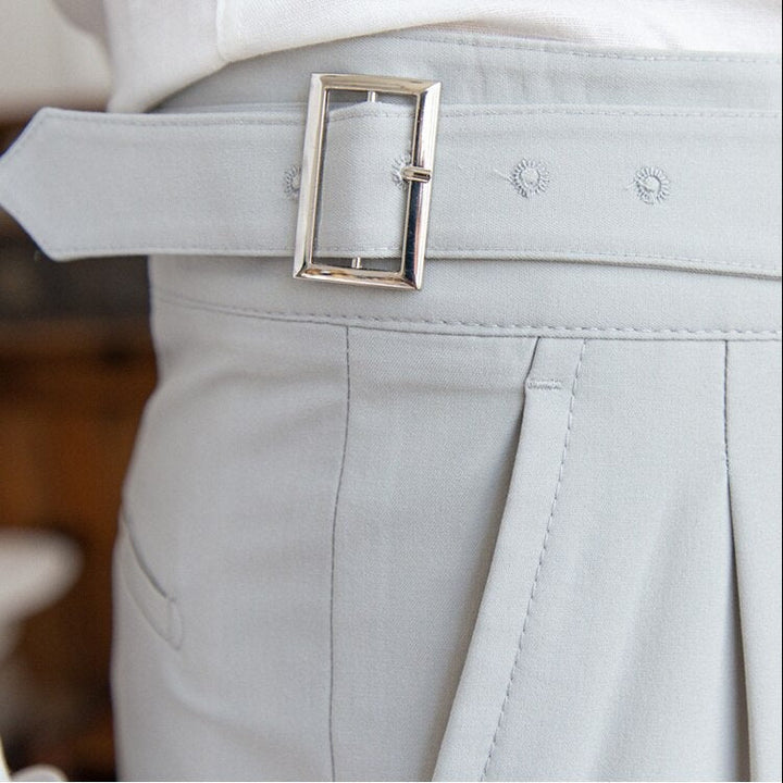 Schicke Herren-Freizeithose mit modischer Schnalle, modern geschnitten & bequem.