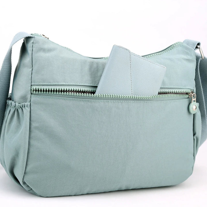 Chic & wasserabweisend: Diese Damen Messenger Bag ist der perfekte Reisebegleiter und stilvolles Accessoire.