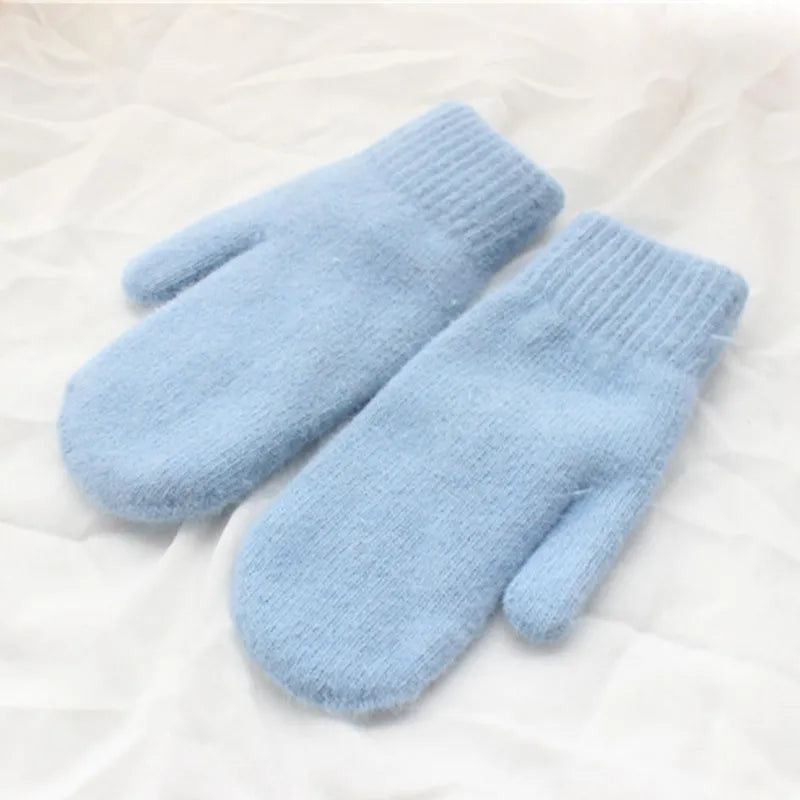 Kuschelige Unisex Winter Plüschhandschuhe, warm & trendig für kalte Tage. Perfekte Fäustlinge für Outdoor.