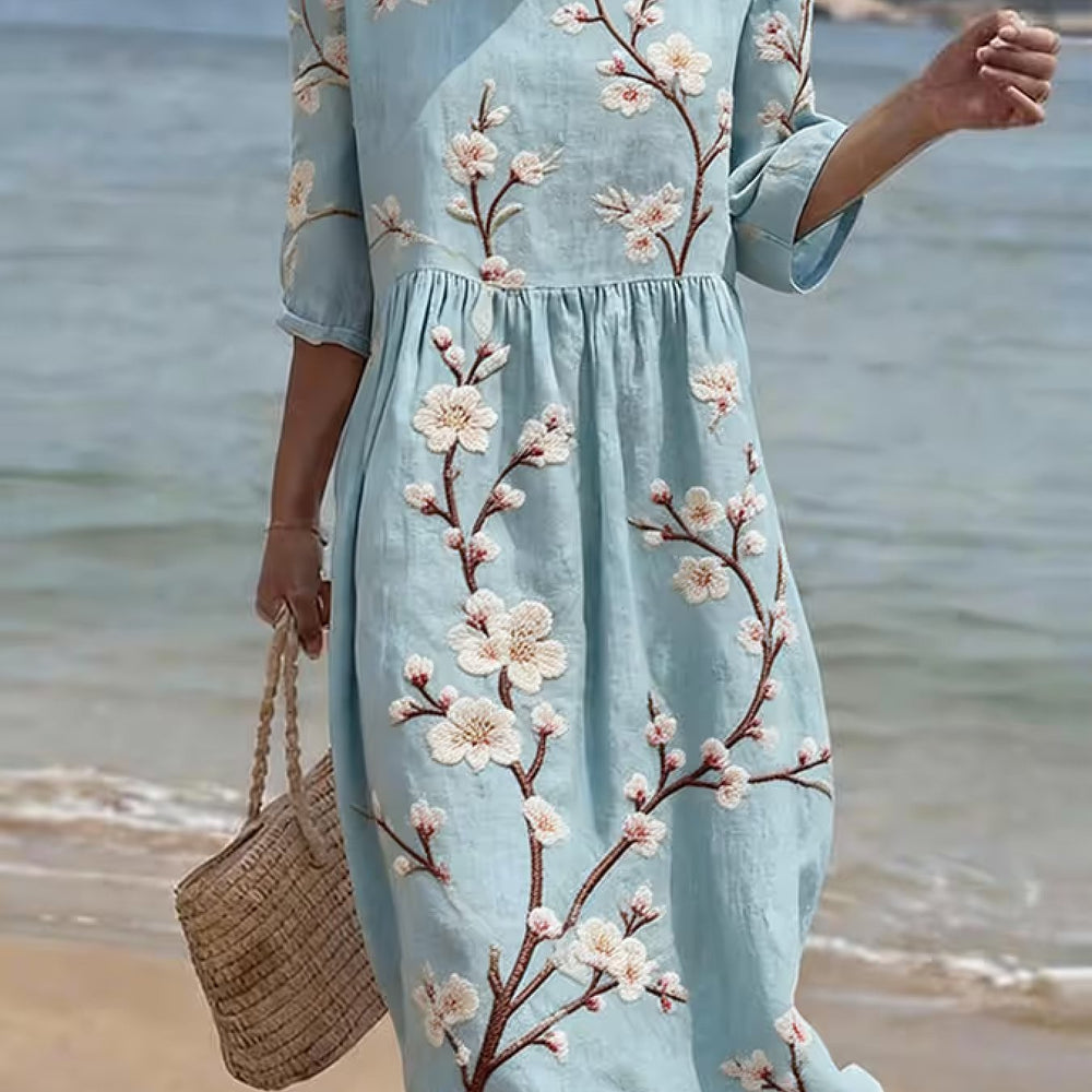 Modisches, komfortables Damen-Sommerkleid in Hellblau mit floralem Muster und praktischen Ellenbogenärmeln.