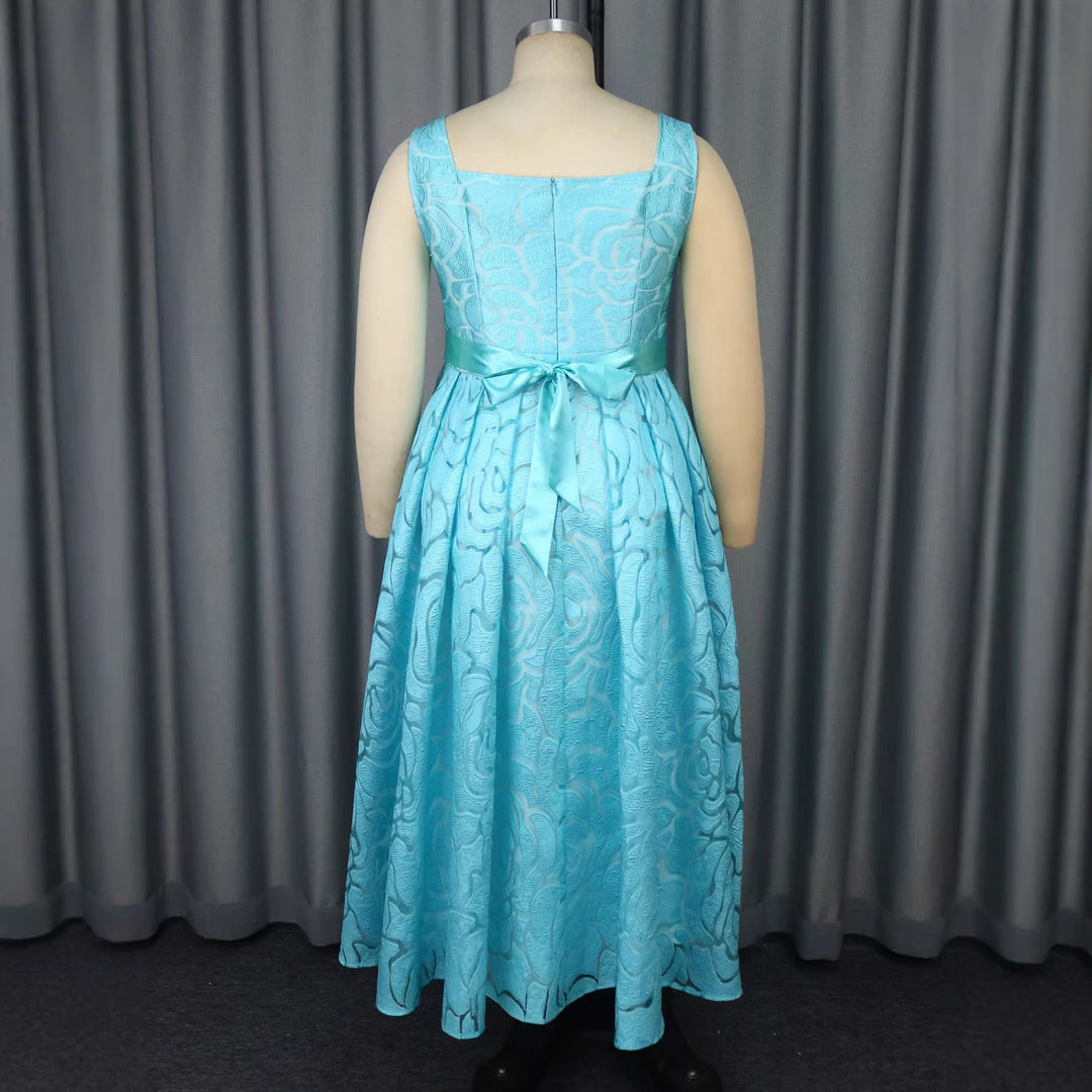 Sommerliches festliches Damen A-Linien Kleid in Hellblau mit edlem Jacquard-Blumenmuster und Gürtel.