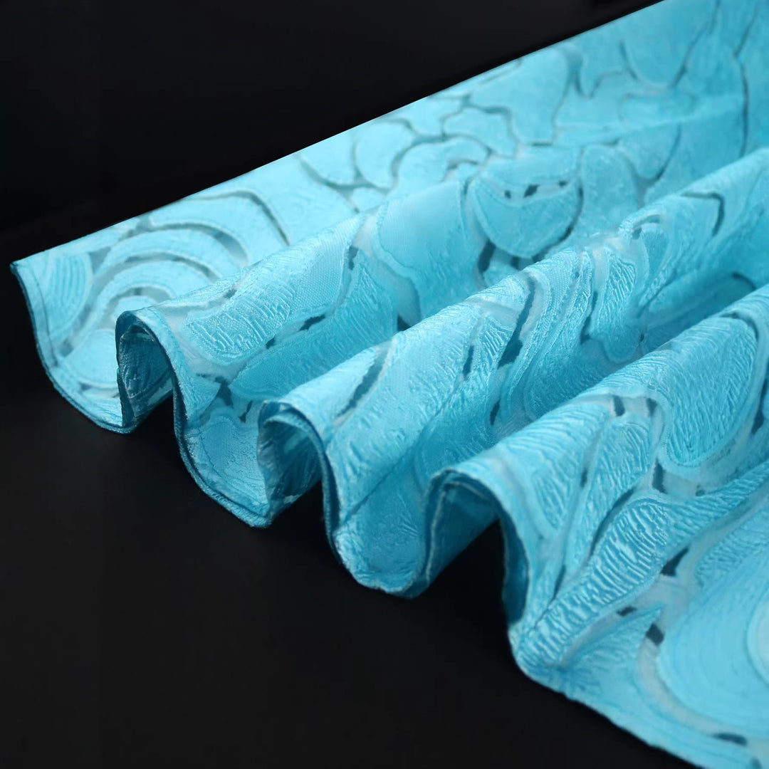 Schickes hellblaues Damenkleid mit Jacquard-Blumenmuster, U-Ausschnitt und Taillengürtel für besondere Anlässe.