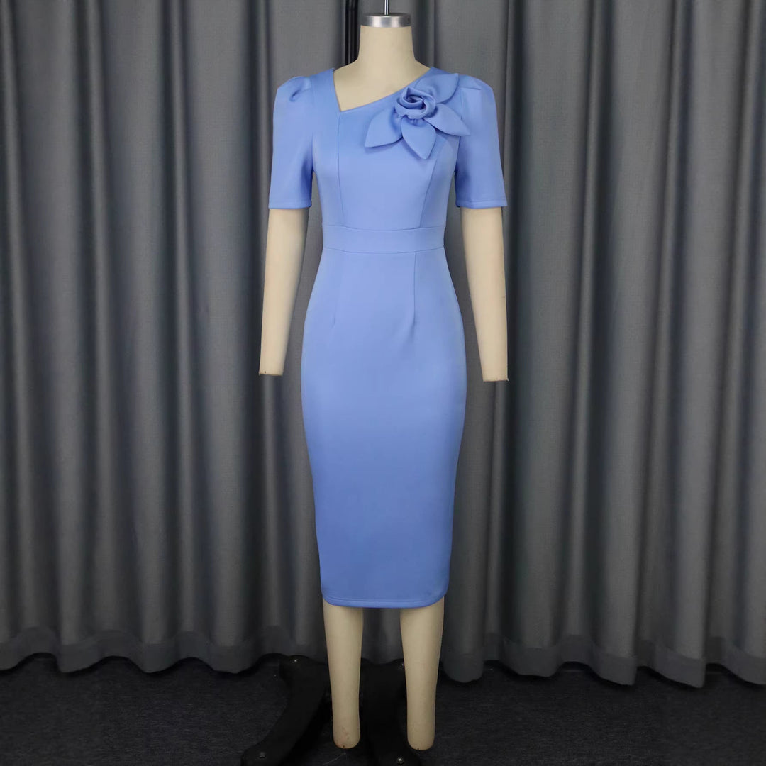 Damen Abendkleid in Hellblau, figurbetont geschnitten, mit detailreichen floralen Applikationen für einen edlen Look.