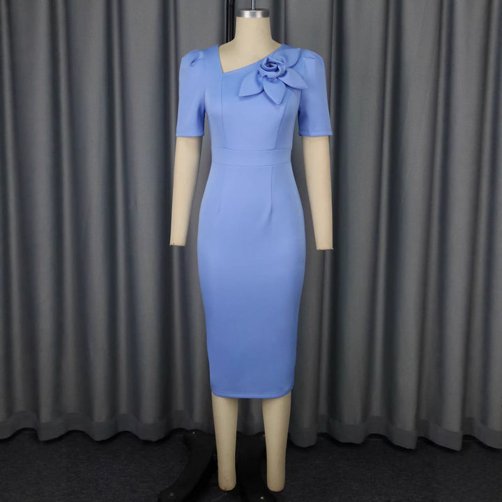 Damen Abendkleid in Hellblau, figurbetont geschnitten, mit detailreichen floralen Applikationen für einen edlen Look.
