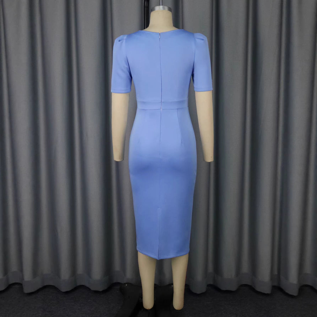 Festliches Damenkleid, hellblau und figurbetont, mit kunstvollen Blütenverzierungen – perfekt für besondere Anlässe.