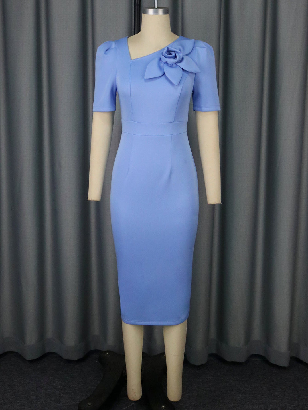 Exquisites Damen Partykleid in Hellblau, körperbetont und mit filigranen Blüten – für einen glamourösen Auftritt.