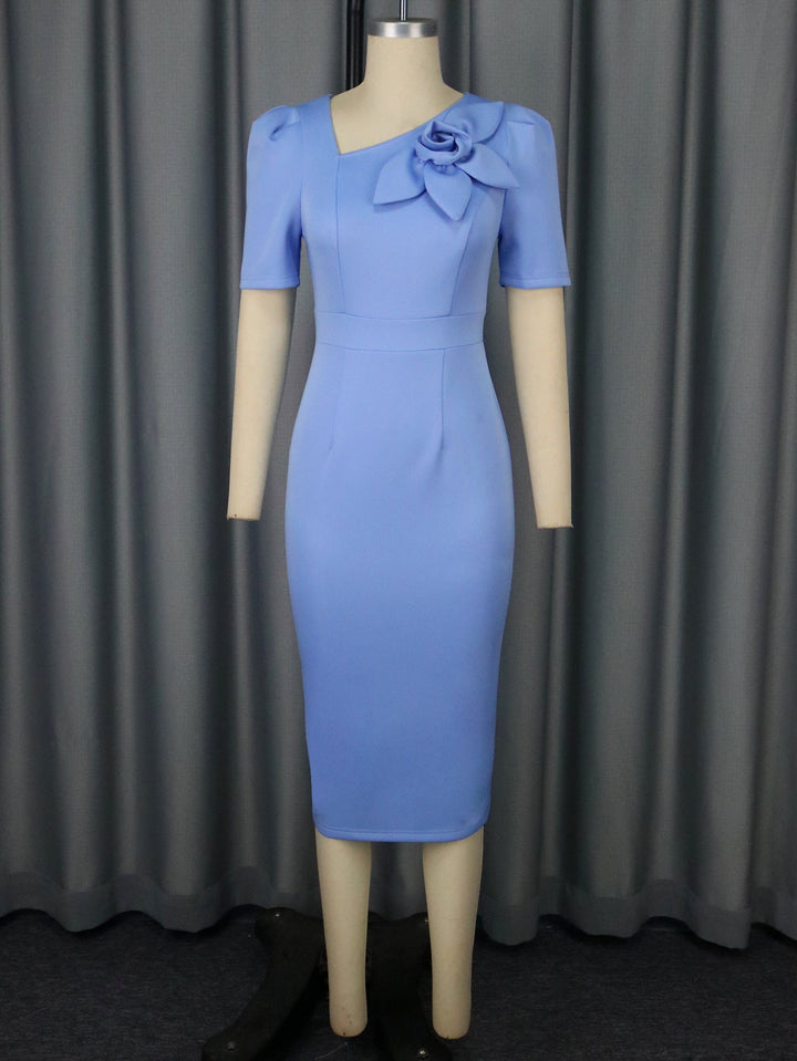 Exquisites Damen Partykleid in Hellblau, körperbetont und mit filigranen Blüten – für einen glamourösen Auftritt.