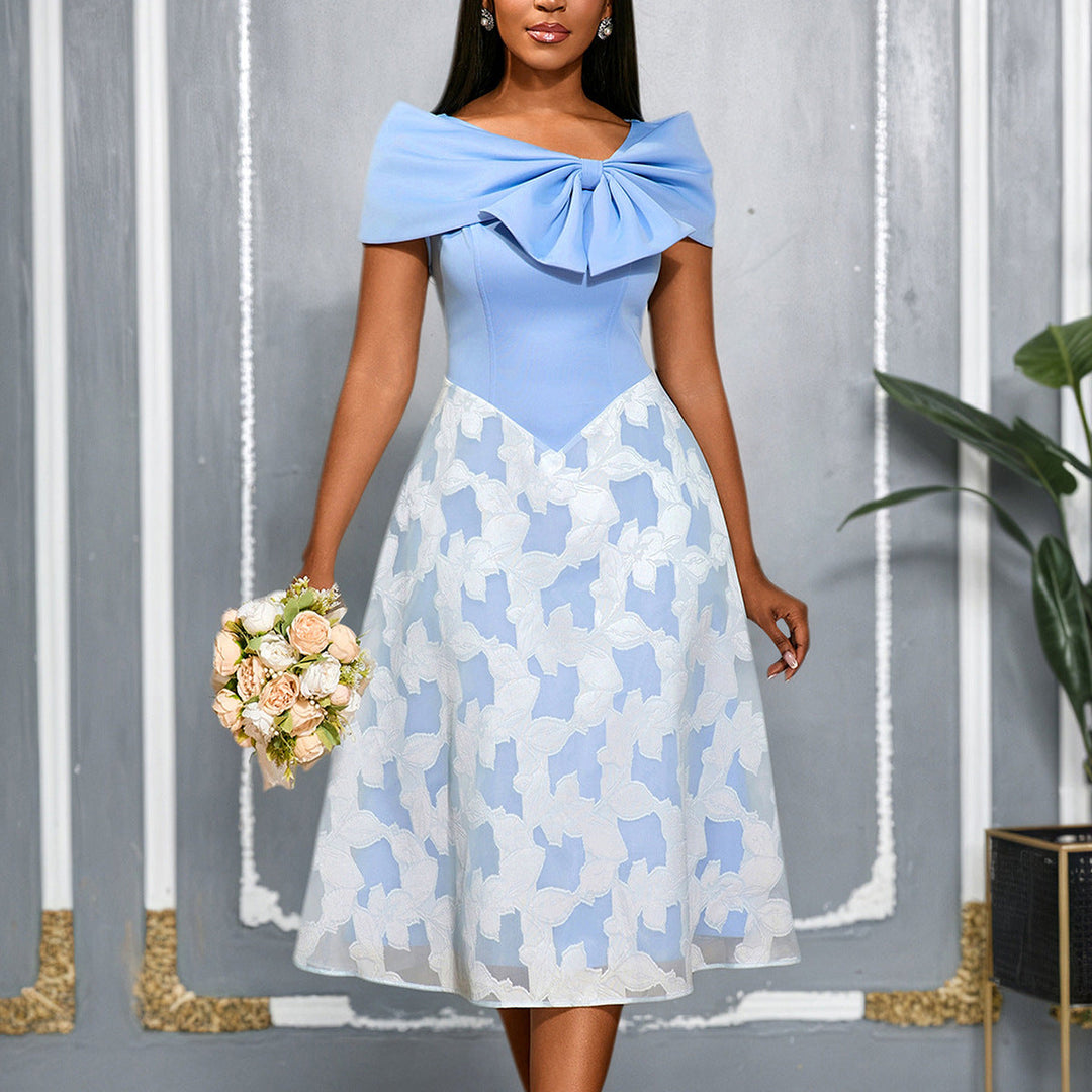Hellblaues knielanges Cocktailkleid mit raffiniertem Überwurf für besondere Anlässe. Ein elegantes Partykleid.