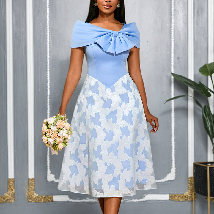 Hellblaues knielanges Cocktailkleid mit raffiniertem Überwurf für besondere Anlässe. Ein elegantes Partykleid.